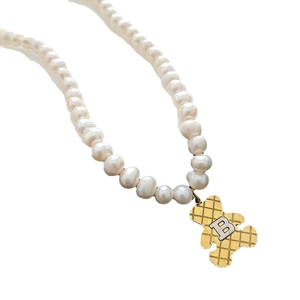Elegante parelketting met gouden beer hanger en zilveren letter B detail voor dames