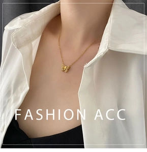 Vue détaillée d'un collier papillon doré délicat avec pendentif serti de zircon brillant