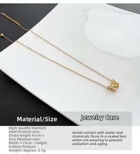 Détail du collier papillon doré avec zircone et chaîne de 41cm plus 5cm d'extension