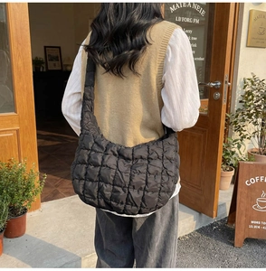 Détail du sac nuage matelassé noir avec grande texture rembourrée en nylon doux