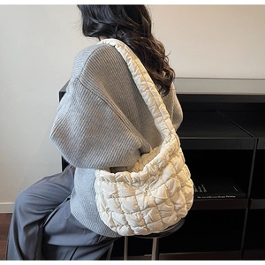 Gros plan sur le sac bulle blanc matelassé avec texture nuage plissée portée