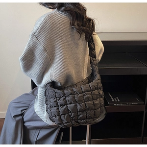 Détail du sac bulle noir matelassé avec texture bouffante et grande capacité de rangement