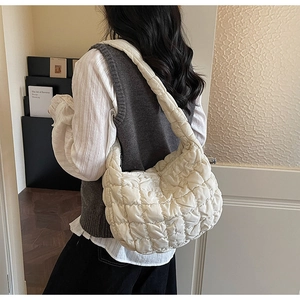 Sac nuage matelassé blanc en nylon rembourré porté comme un sac à épaule hobo chic