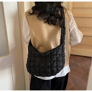 Vue arrière du sac nuage noir matelassé montrant son volume et sa large bandoulière