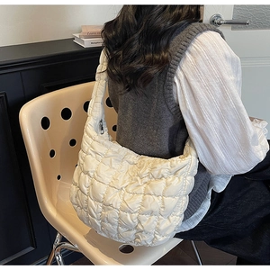 Vue portée du grand sac à bandoulière matelassé blanc pour un style décontracté