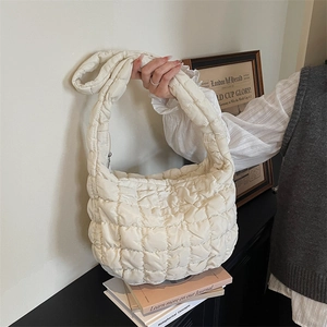 Sac à épaule matelassé crème avec texture à carreaux dans un décor vintage chic