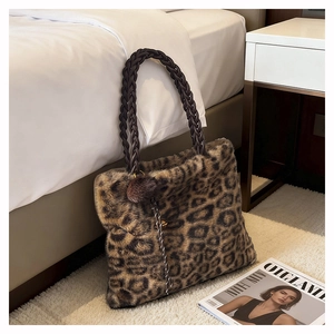 Détail du sac cabas léopard en fausse fourrure avec anse tressée et pompon doux