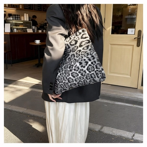 Vue détaillée de la texture en fausse fourrure et du motif léopard du grand sac