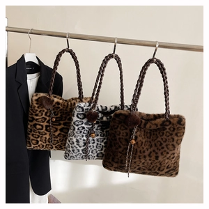 Trois cabas en fausse fourrure léopard en marron, gris et beige avec charmes doux
