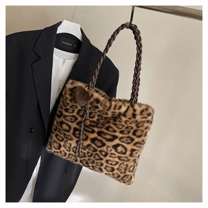 Vue détaillée de la texture léopard en fausse fourrure et de la poignée tressée du sac