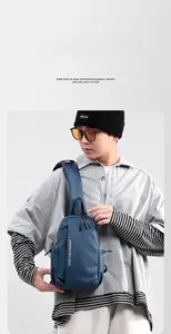 Détail macro du sac de poitrine bleu foncé imperméable porté par un mannequin masculin
