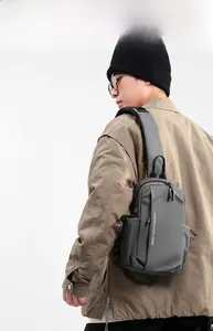 Détail macro du sac bandoulière gris pour homme en tissu imperméable avec rembourrage