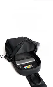 Détail des compartiments internes du sac bandoulière étanche noir pour un iPad de 7,9 pouces