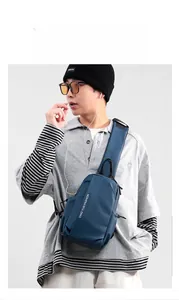 Détail du sac bandoulière bleu marine montrant le port casque et le tissu résistant