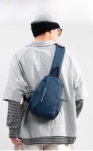 Vue arrière d'un sac de poitrine imperméable bleu marine pour homme avec bandoulière