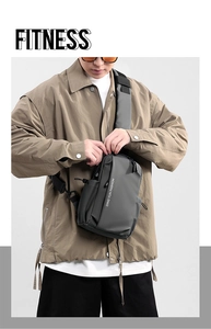 Détail du sac de poitrine en nylon gris imperméable avec logo et fermeture éclair solide