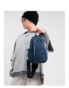 Détail du sac de poitrine bleu marine étanche avec fermeture éclair verticale