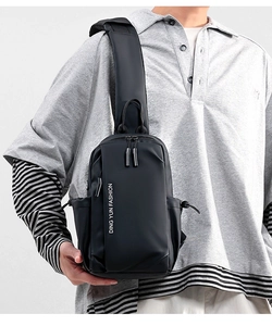 Détail d'un sac de poitrine tactique noir en nylon imperméable avec bandoulière large