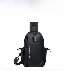 Vue de face du sac bandoulière urbain noir avec double fermeture éclair et poches latérales