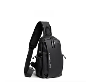 Détail du sac de poitrine noir mat imperméable avec logo vertical et double fermeture éclair