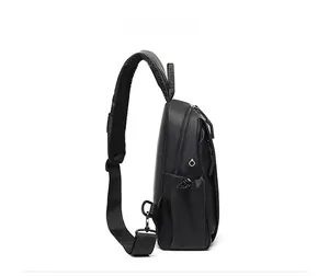 Vue détaillée du sac bandoulière étanche noir avec sangle en maille respirante