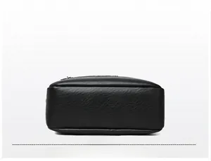 Dettaglio del fondo ampio e della pelle martellata della borsa a tracolla nera donna