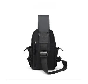 Vue arrière du sac de poitrine noir imperméable avec poche antivol et bandoulière large