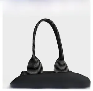 Détail de la poignée tissée renforcée et élargie sur un sac de poitrine noir mat