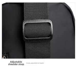 Gros plan sur la bandoulière en nylon réglable avec boucle pour sac de poitrine décontracté