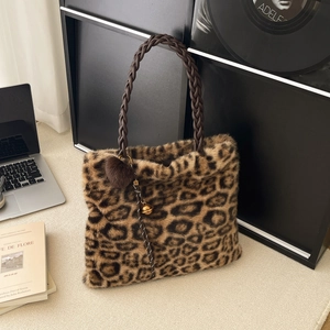 Sac cabas en fausse fourrure léopard avec anses tressées brunes et pompon doux