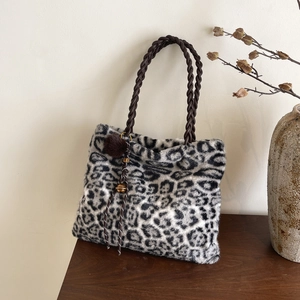 Sac fourre-tout en fausse fourrure léopard avec anses en cuir tressé et pompon déco
