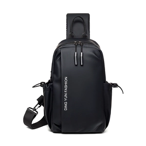 Sac de poitrine étanche noir mat pour hommes avec logo élégant en police blanche