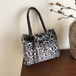 Sac fourre-tout en peluche léopard vintage avec anses tressées et pompon doux