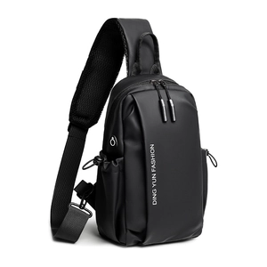 Sac de poitrine noir imperméable avec port USB et design urbain minimaliste