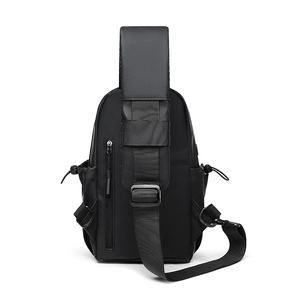 Sac bandoulière noir mat imperméable avec zip vertical et sangle en nylon ajustable