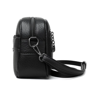 Moderna borsa a tracolla in pelle nera martellata con scomparti multipli e dettagli in metallo