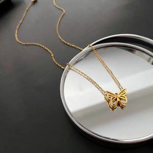 Collier Pendentif Papillon En Acier Inoxydable Avec Oxyde De Zirconium Design Creux Plqué Or Bijoux Pour Femmes Style Délicat