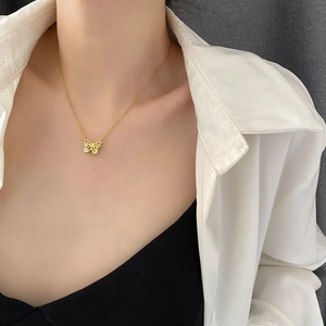 Collier élégant pendentif papillon doré avec incrustation nacre blanche pour bijoux femme