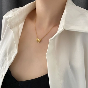 Collier élégant avec pendentif papillon doré ajouré pour femme, style raffiné