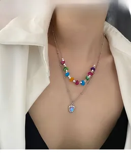 Vue détaillée du collier à deux rangs avec pierres concassées et pendentif en cœur