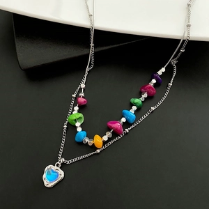 Collier double rang de perles colorées avec pendentif cœur et chaîne argentée fine
