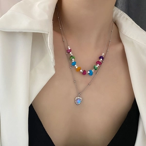 Collier double rang avec perles colorées et pendentif en forme de cœur effet opale