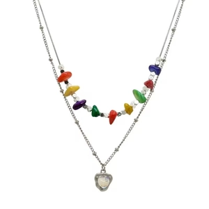Collier double épaisseur en pierres colorées avec pendentif cœur en métal liquide