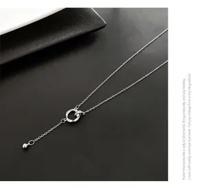 Dettaglio della collana a doppio cerchio in argento con pavé di zirconi e finitura lucida