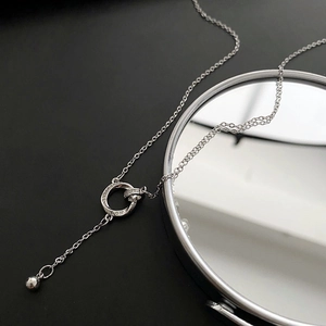 Collana con anelli d'argento intrecciati con incisione LOVE e pendente a nappa