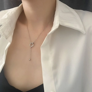 Collana a Y in argento con anello scintillante intrecciato e nappa in metallo liscio