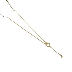 Elegante collana a Y dorata con doppi anelli intrecciati e raffinata nappina pendente