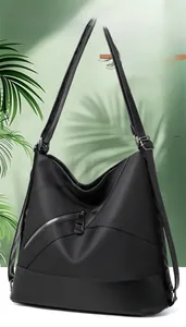 Dettaglio borsa a spalla in nylon impermeabile con zip diagonale in metallo e finitura satinata