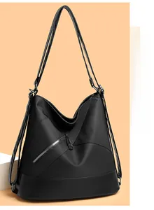 Dettaglio della borsa in nylon nero con base rinforzata e tasche funzionali con zip