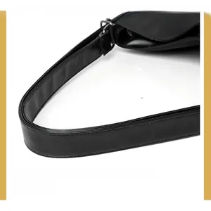 Dettaglio della borsa a spalla in nylon nero con cuciture della tracolla e fibbia in metallo